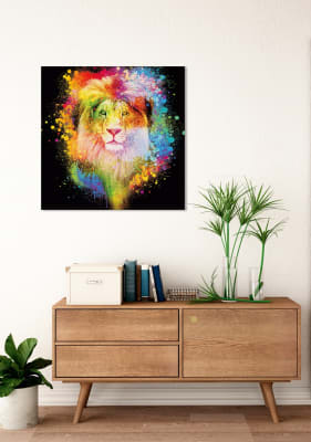 Rey León jugando en colores