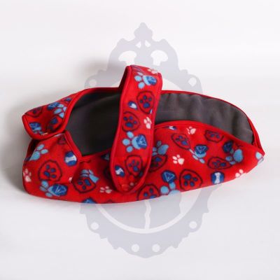 Capa perro polar rojo con huellas azules Capa perro polar rojo con huellas azules