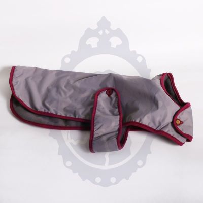 Capa impermeable gris borde burdeo Capa impermeable gris borde burdeo