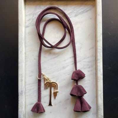 COLLAR GAMUZA UVA CON CAMPANITAS, DIJE PALMERA Y PAJARITO