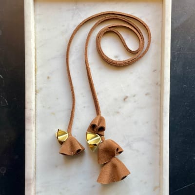 COLLAR GAMUZA Y DIJES DE CAMPANITAS