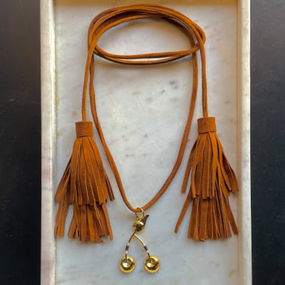 COLLAR GAMUZA Y DIJE CHERRY CON TEJIDO2