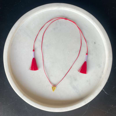 COLLAR CORAZÓN HILO ROJO