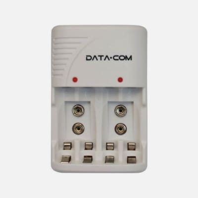 DATA - COM CARGADOR DE PILAS AA / AAA / 9V CAPACIDAD 4 U