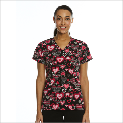 Top Maevn Estampado Negro corazones Fuccia1