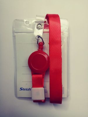 Portacredencial con tira roja y  yoyo1