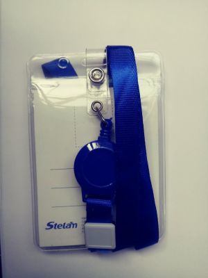 Portacredencial con tira azul y  yoyo1