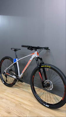 Bicicleta Alma 29 H30 2020 Gris / Rojo Bicicleta Alma 29 H30 2020 Gris / Rojo
