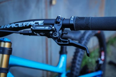 Par de frenos AE 4 pistones Black