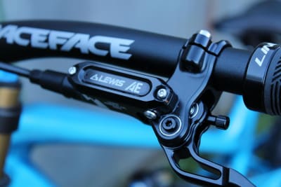 Par de frenos AE 4 pistones Black