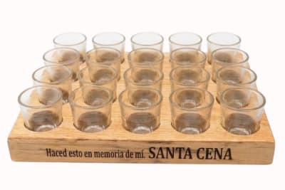 BANDEJA DE MADERA CON 20 VASOS DE VIDRIO LETRA NEGRA