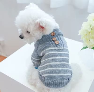 PETCIRCLE CHOMPA PLOMO CON RAYAS  Y BOTONES DE MADERA1