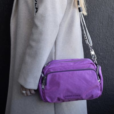 Bandolera Bimba y Lola Morada correa blanca letras negras1