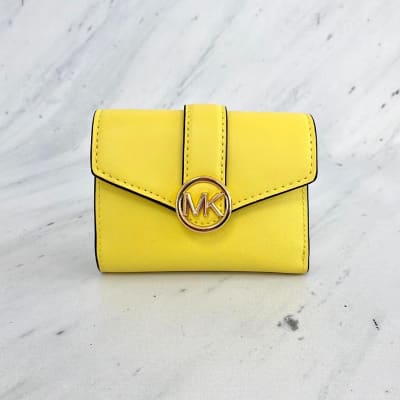 Billetera Michael Kors Carmen mediana cuero amarillo1