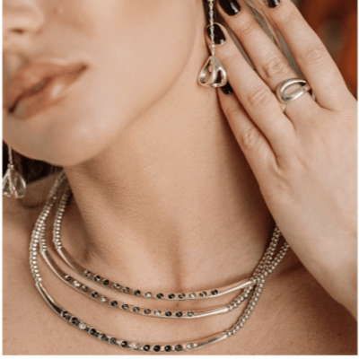 Collar Uno de 50 triple cristales gris, grafito y blanco1