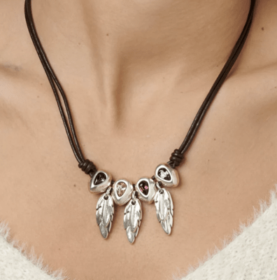 Collar Uno de 5o de plata y cuero con plumas de plata y cristales rosados1