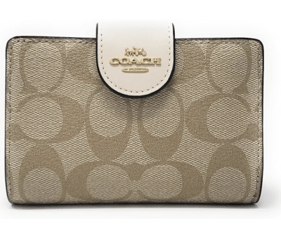 Billetera Coach pequeña blanca con monograma vainilla detalles dorados1