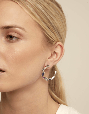 Aros Uno de 50 Argollas de plata con cristales rectangulares rosados, lilas y morados1