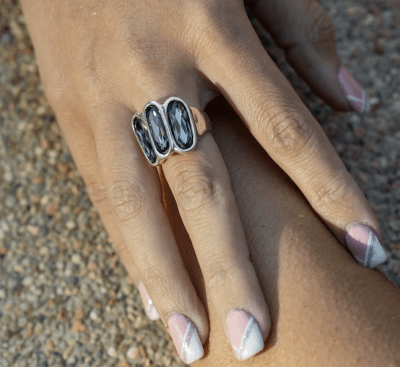 Anillo Uno de 50 plateado 3 cristales grafito1