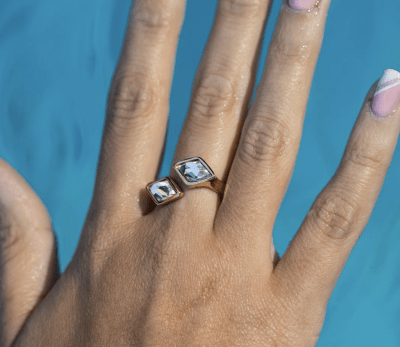 Anillo Uno de 50 Doble baño de oro 14k dos rombos piedra gris