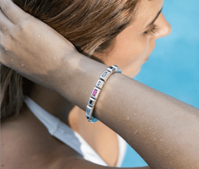 Pulsera Uno de 50 con plata y cuero con cristales rosados y morados1