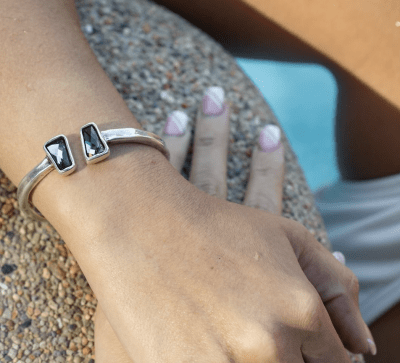 Pulsera Uno de 50 Esclava con Dos cristales grafito1