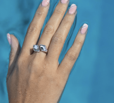 Anillo Uno de 50 plateado dos rombos piedra transparente1