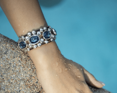 Pulsera Uno de 50 plata con cristales grandes azules y cuero