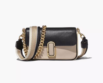 Cartera Marc Jacobs crossbody beige y negro con detalles en dorado cierre J1