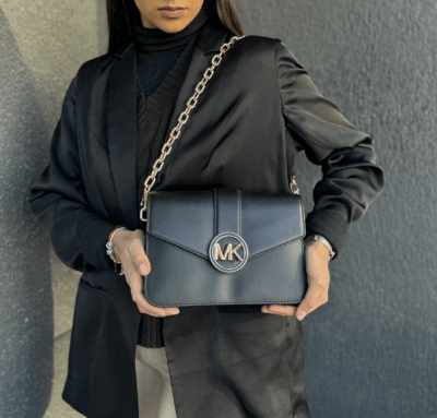 Cartera Michael Kors crossbody Carmen cuero Negro con dorado1