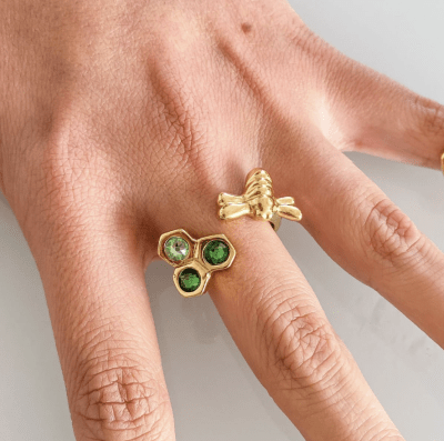 Anillo Uno de 50 Abeja y panal de cristales verdes de plata con doble baño de oro de 18k1