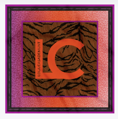 Pañuelo Lola Casademunt animal print cafe con LC al centro y bordes morados