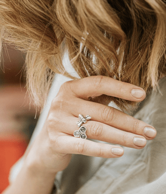 Anillo Uno de 50 Abeja y panal de cristales verdes1