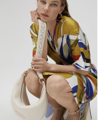 Cartera Lola Casademunt Media luna grande con asas redondas y detalles de nudos blanca1