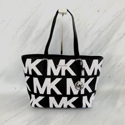 Cartera Michael Kors Tote Carryall Monograma negro letras grandes blancas1