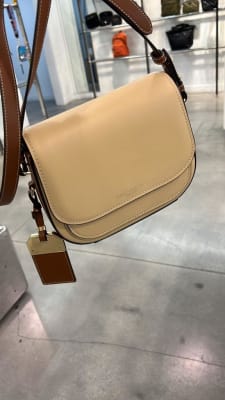 Cartera Marc Jacobs Crossbody cuero ovalada beige con camel1