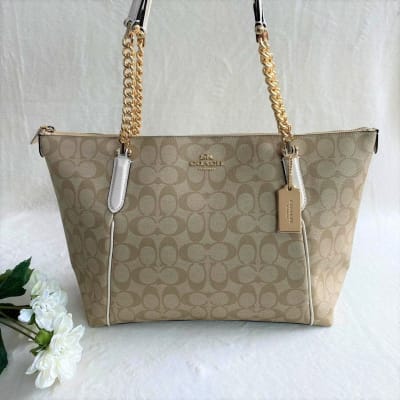 Cartera Coach Ava Chain diseño beige1