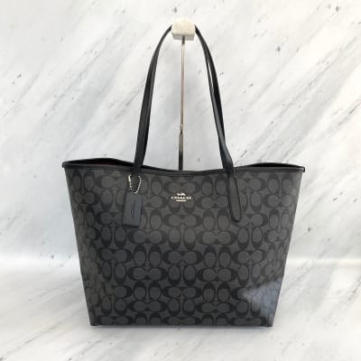 Cartera Coach City Tote reversible gris letras y negro1