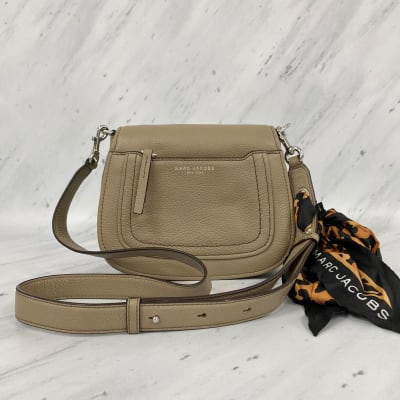 Cartera Marc Jacobs Crossbody ovalada arena con pañuelo1