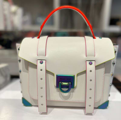 Cartera Michael Kors Crossbody Manhattan edicion especial blanco bordes metalicos1