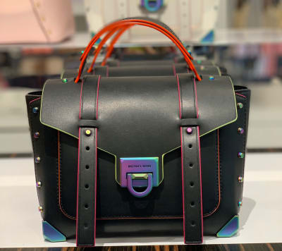 Cartera Michael Kors crossbody Manhattan edicion especial negro bordes metalicos1