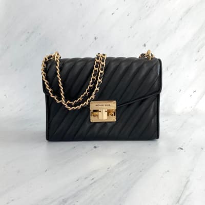 Cartera Michael Kors crossbody Rose rectangular negro acolchado con dorado1