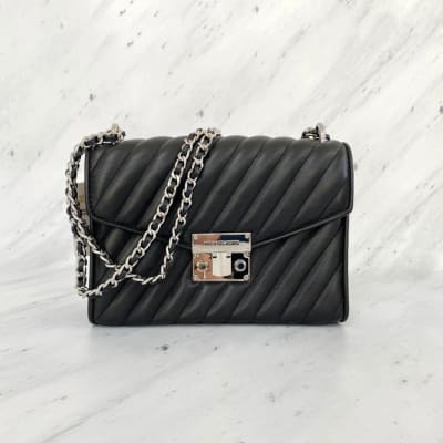 Cartera Michael Kors crossbody Rose rectangular negro acolchado con plateado1