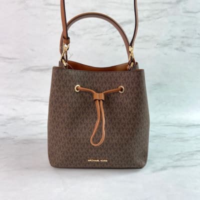 Bolso Michael Kors Suri cafe letras pequeñas camel1