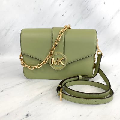 Cartera Michael Kors crossbody Carmen Cuero Verde1