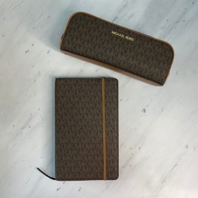 Conjunto Michael Kors Oficina Cuaderno y Estuche Monograma Cafe1
