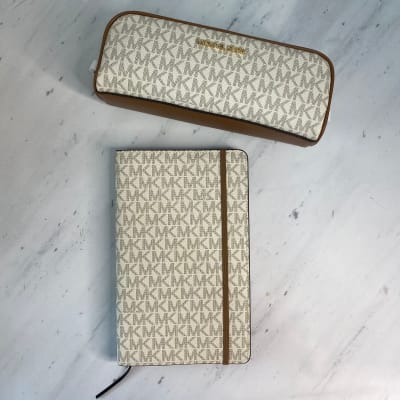 Conjunto Michael Kors Oficina Cuaderno y Estuche Monograma Vainilla1