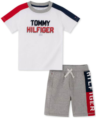 Conjunto Tommy Hilfiger Kids polera blanca y short gris franja al costado1