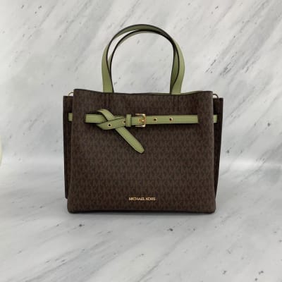 Cartera Michael Kors Emilia monograma café con verde1