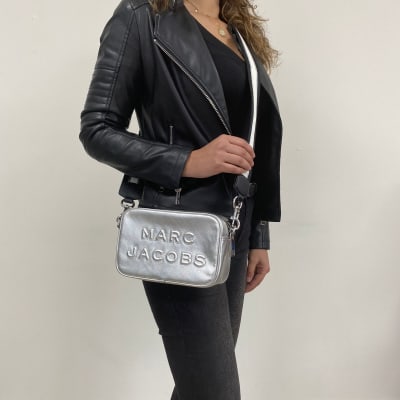 Crossbody Marc Jacobs rectangular plateada1